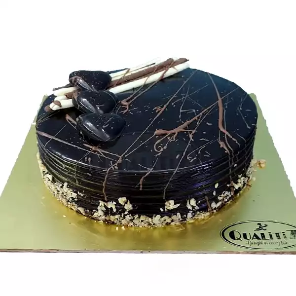 Caramel cake on a gray background. Chocolate and hazelnut birthday or  celebration cake. Bakery desserts. close up Stock Photo - Alamy